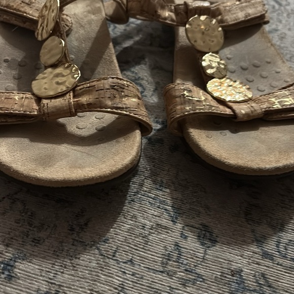 Vionic Gold Sandals with Cushioned Footbed and Ankle Strap - size 7.5 - Picture 2 of 7